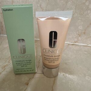 Clinique Moisture Surge Sheertint Hydrator SPF 25